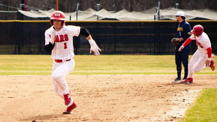Baseball Sweeps UMass Dartmouth