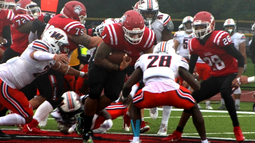 Football Holds Off Western Connecticut, 35-28