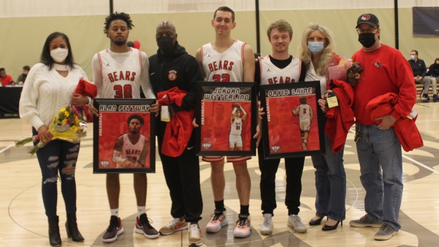 Men's Basketball Falls to MCLA on Senior Night, 79-73
