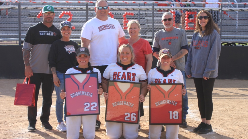 Softball Sweeps Westfield State on Senior Day