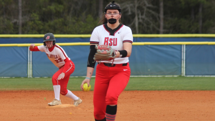 Softball Splits Pair of Games to Open Spring Break Trip