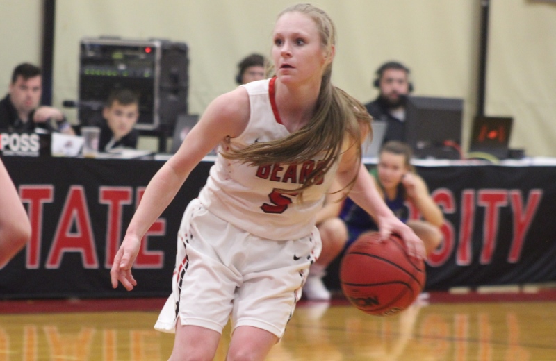Dziadyk, Pich&eacute; Lead Women's Basketball to 72-70 Win over Johnson & Wales