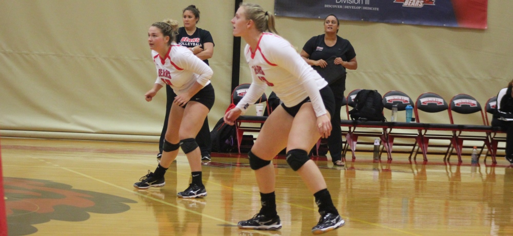 Volleyball Splits Pair of Matches at Hall of Fame Invitational
