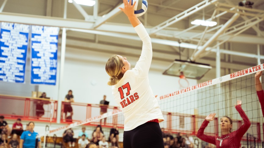 Volleyball Holds Off Mitchell for 3-2 Win